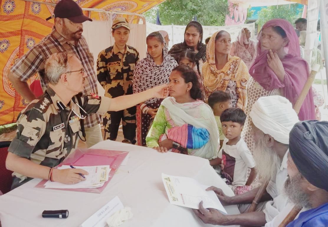 बीएसएफ द्वारा आयाेजित मेडिकल जांच शिविर