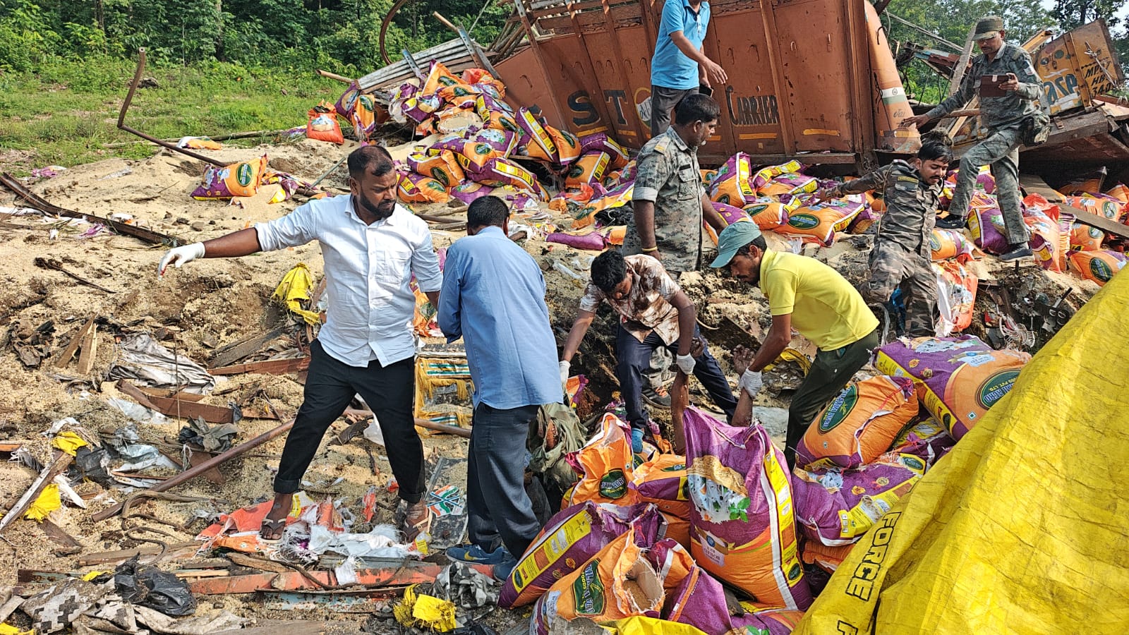 घाटी में पलटा ट्रक