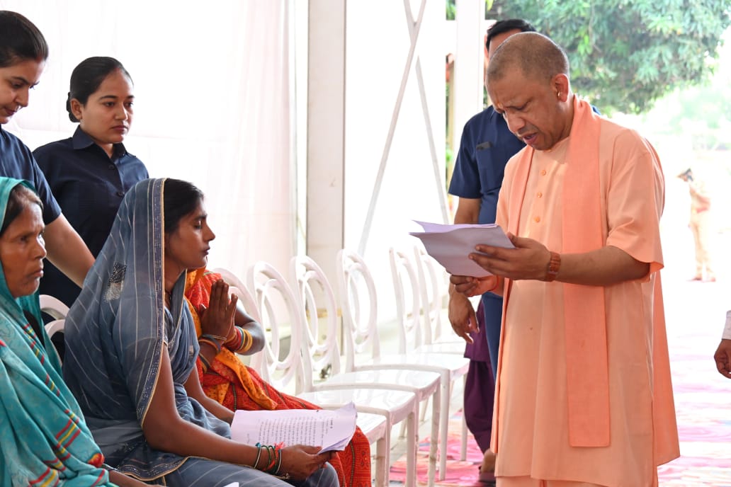 *जनता दर्शन में सीएम योगी ने सुनीं 200 लोगों की समस्याएं* *जनता दर्शन में सीएम योगी ने सुनीं 200 लोगों की समस्याएं*