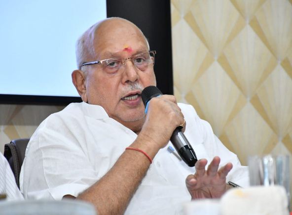 बैठक करते कृषि मंत्री सूर्यप्रताप शाही
