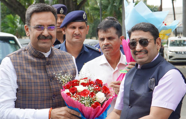 सोनीपत: खेल विश्वविद्यालय में हरियाणा विधानसभा अध्यक्ष हरविंदर कल्याण का स्वागत करते कुलपति सोनीपत: खेल विश्वविद्यालय में हरियाणा विधानसभा अध्यक्ष हरविंदर कल्याण का स्वागत करते कुलपति