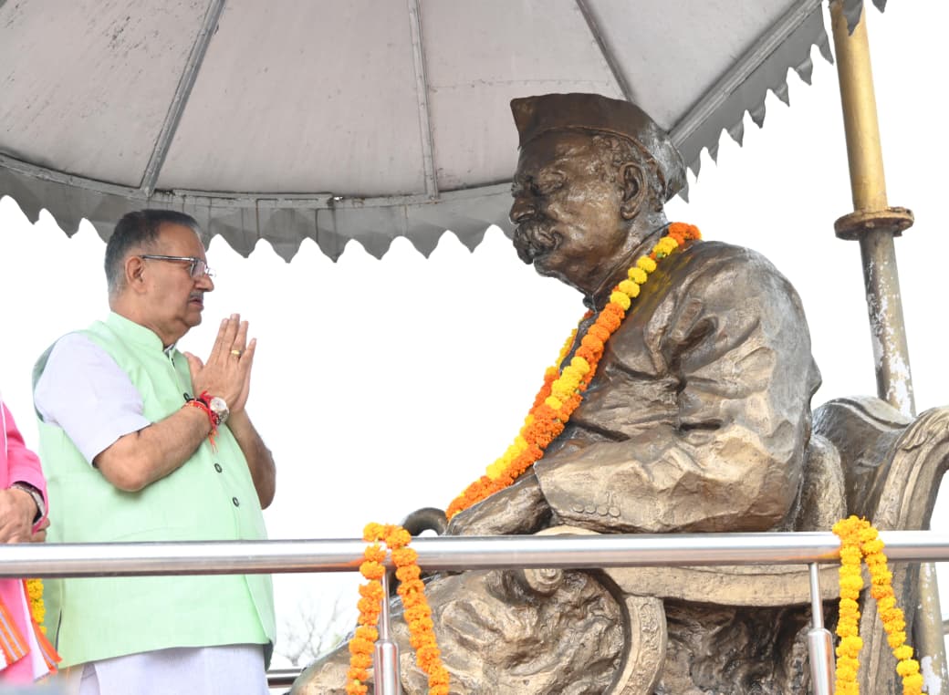 मंत्री गणेश जोशी गोविंद बल्लभ पंत के चित्र पर पुष्पांजलि अर्पित करते।