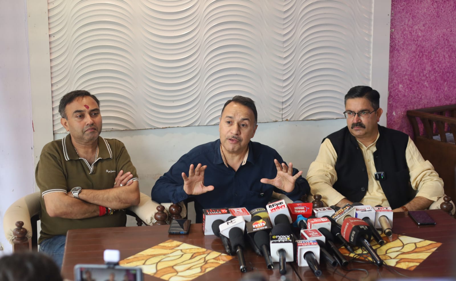धर्मशाला में पत्रकार वार्ता को संबोधित करते हुए भाजपा प्रवक्ता। धर्मशाला में पत्रकार वार्ता को संबोधित करते हुए भाजपा प्रवक्ता।