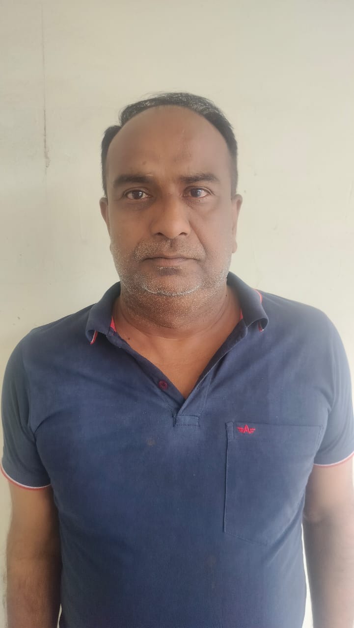 पुलिस द्वारा गिरफ्तार किया गया खाताधारक
