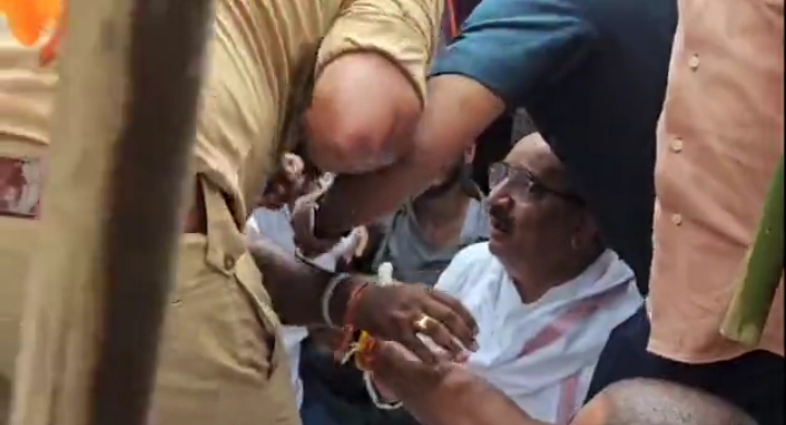 राहुल के रास्ते पर धरना देते मंत्री दिनेश सिंह