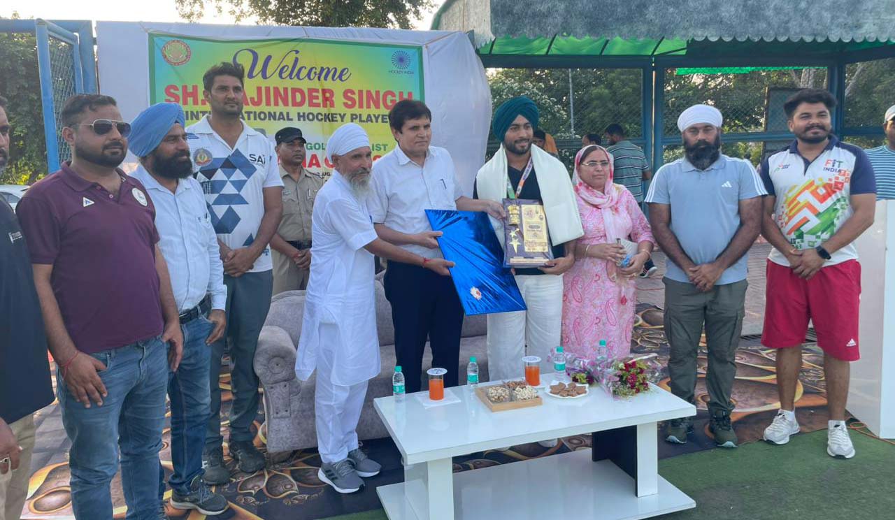 हॉकी खिलाड़ी राजेंद्र सिंह को स्मृति चिह्न भेंट करते सिरसा के एडीसी।