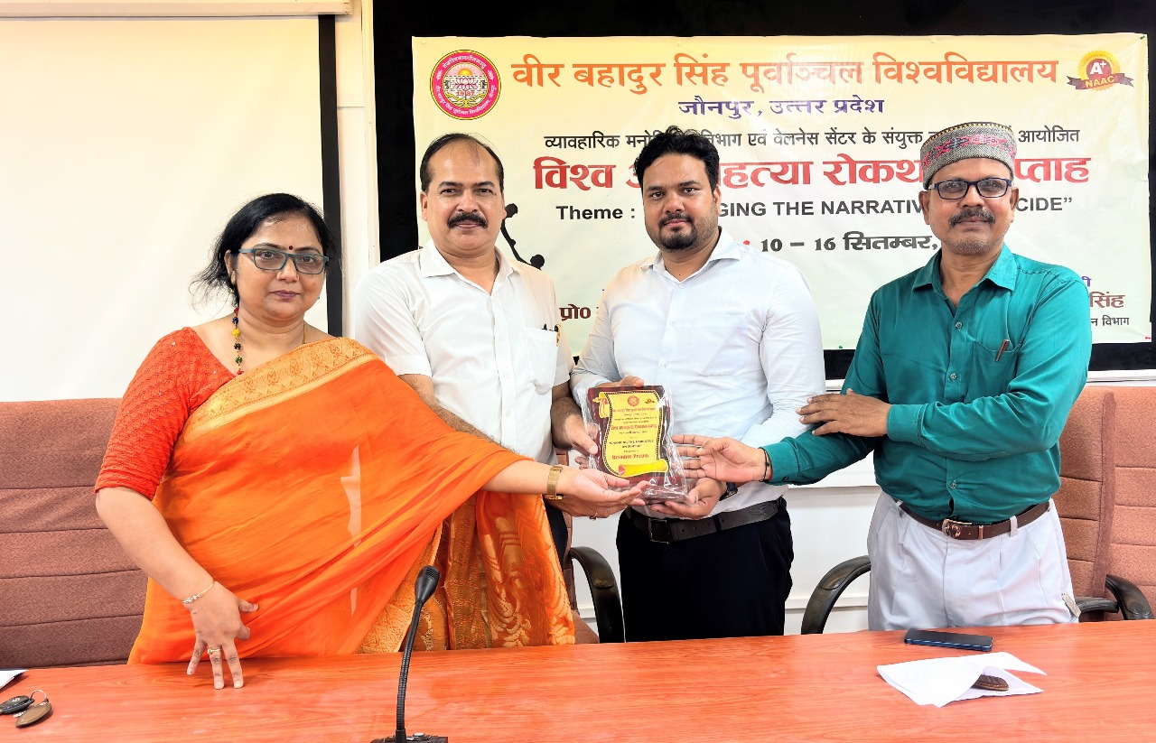 डॉ ईशान दत्त को सम्मानित करते हुए विश्व विद्यालय के शिक्षक