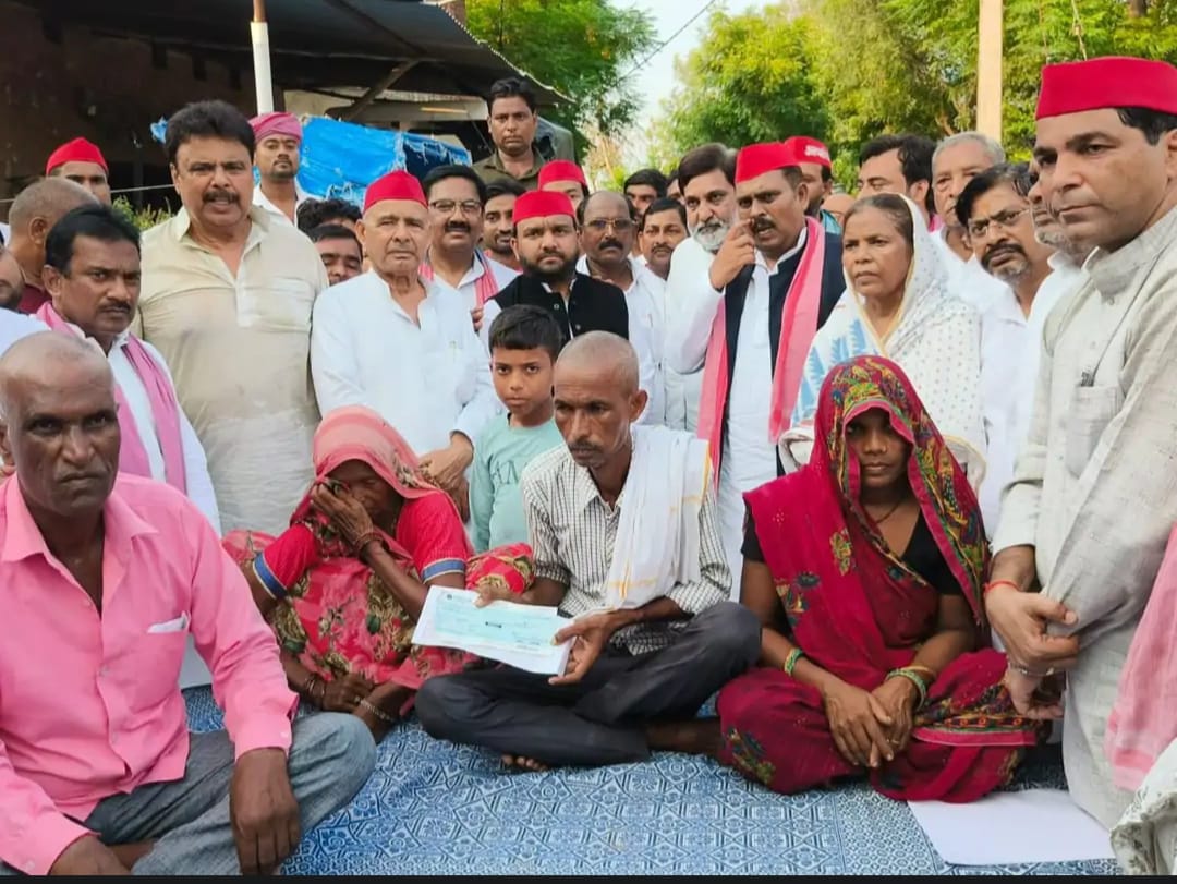थाने में मृतक युवक के परिवार को समाजवादी पार्टी ने एक लाख की आर्थिक मदद सौंपी