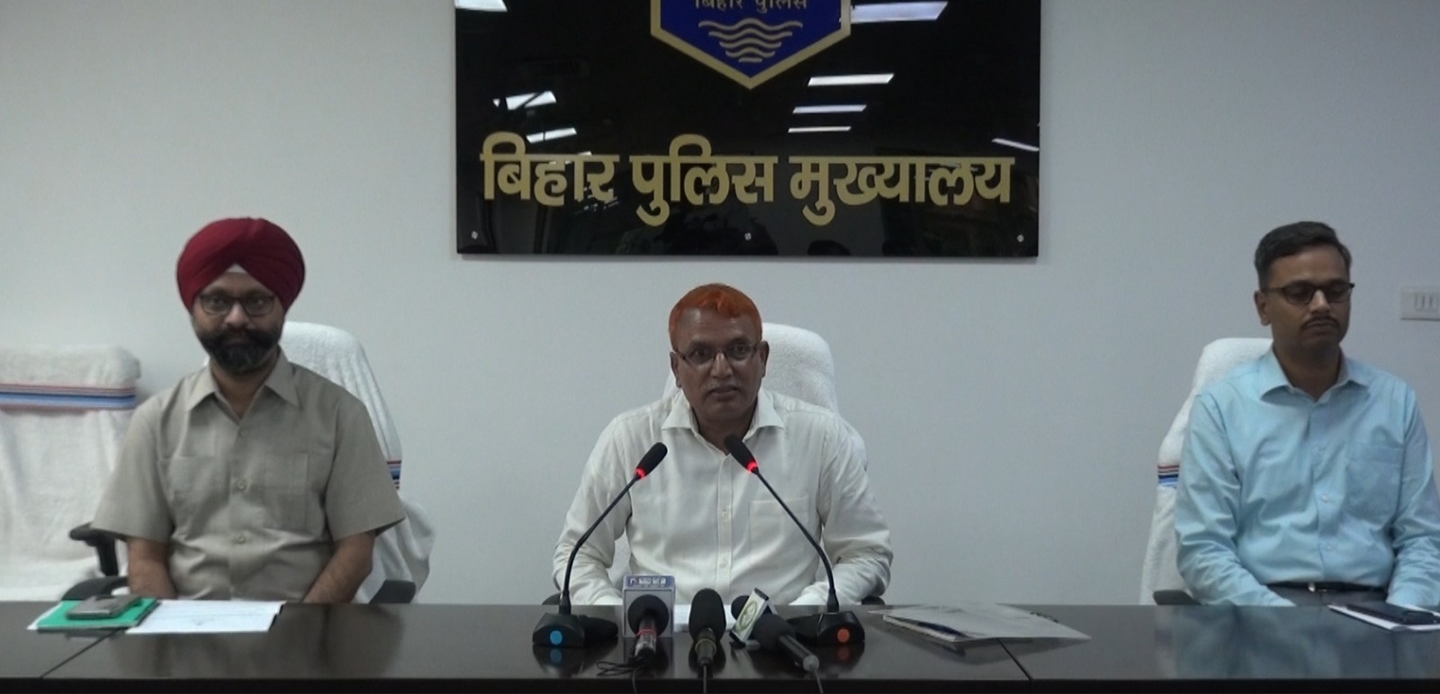 एडीजी -सीआईडी पत्रकार वार्ता के दौरान एडीजी -सीआईडी पत्रकार वार्ता के दौरान