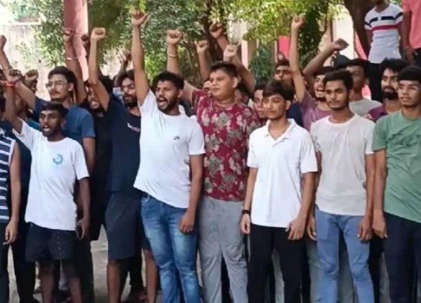 हंगामा करते छात्र हंगामा करते छात्र