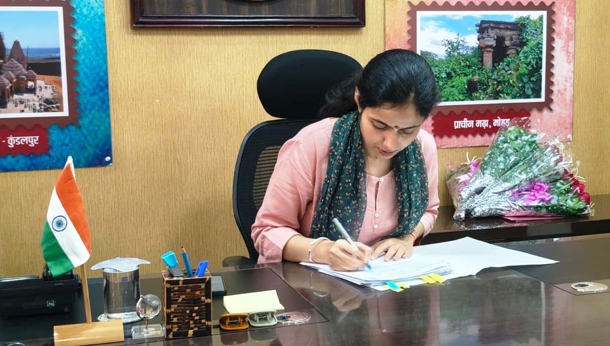 दमोह -मिशा सिंह (आईएएस) दमोह कलेक्टर का पदभार ग्रहण किया