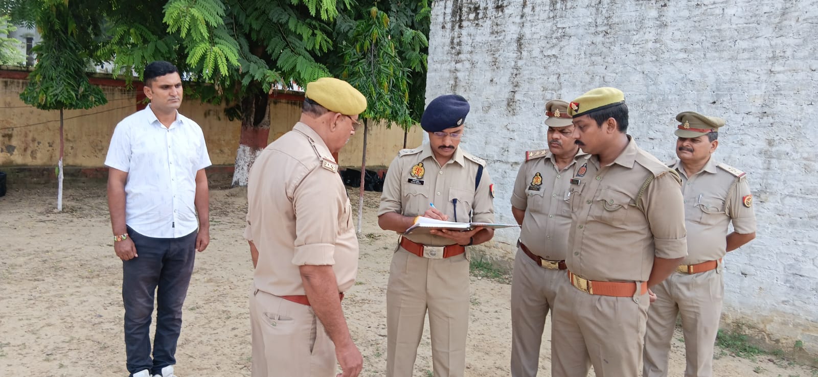 मौके पर पहुंची पुलिस मामले की छानबीन करते हुए मौके पर पहुंची पुलिस मामले की छानबीन करते हुए