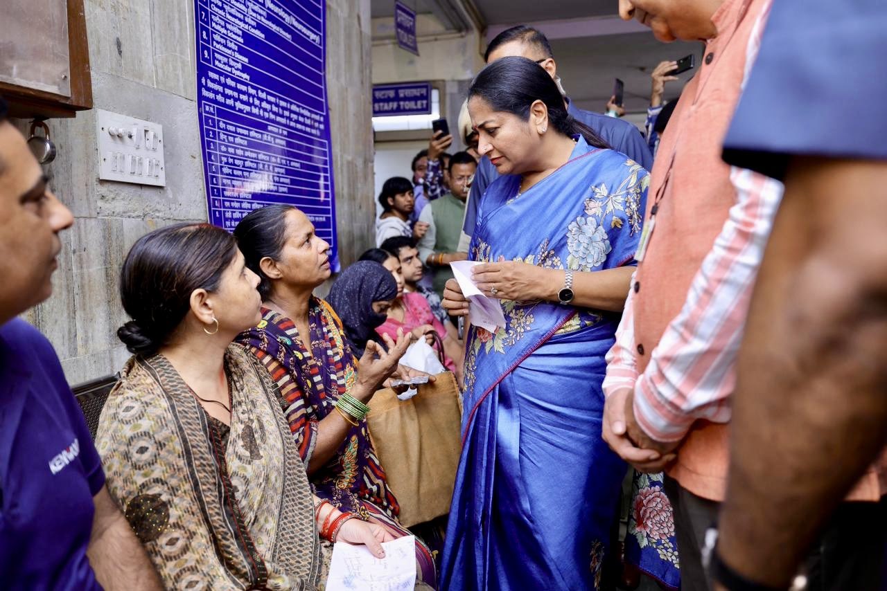 दिलशाद गार्डन में स्थित इहबास अस्पताल के निरीक्षण के दौरान बुधवार को मरीजों से बात करती मुख्यमंत्री रेखा गुप्ता