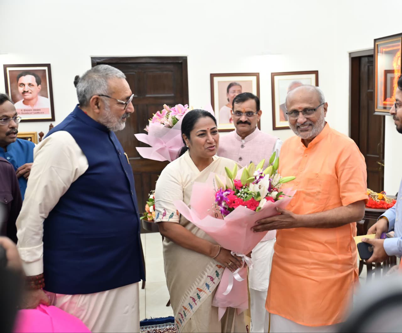 नव-निर्वाचित उपराष्ट्रपति सीपी राधाकृष्णन को बुधवार को गुलदस्ता देकर शुभकामनाएं देती मुख्यमंत्री रेखा गुप्ता नव-निर्वाचित उपराष्ट्रपति सीपी राधाकृष्णन को बुधवार को गुलदस्ता देकर शुभकामनाएं देती मुख्यमंत्री रेखा गुप्ता