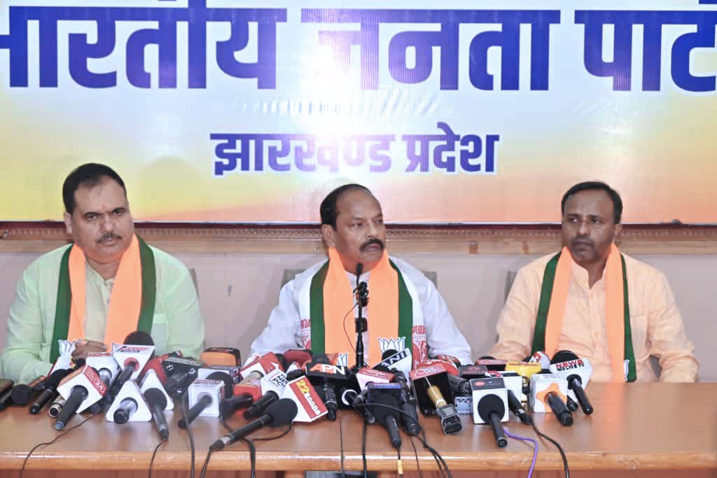 प्रेस वार्ता करते पूर्व मुख्यमंत्री रघुवर दास सहित अन्य