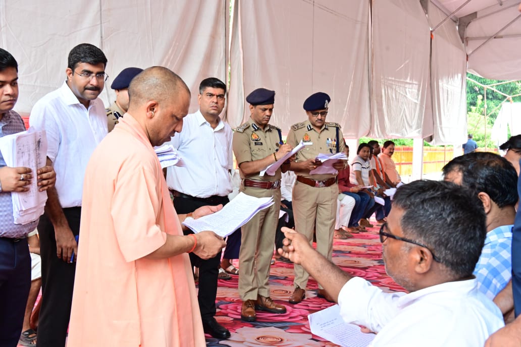 *जनता दर्शन में सीएम योगी ने सुनीं 200 लोगों की समस्याएं* *जनता दर्शन में सीएम योगी ने सुनीं 200 लोगों की समस्याएं*