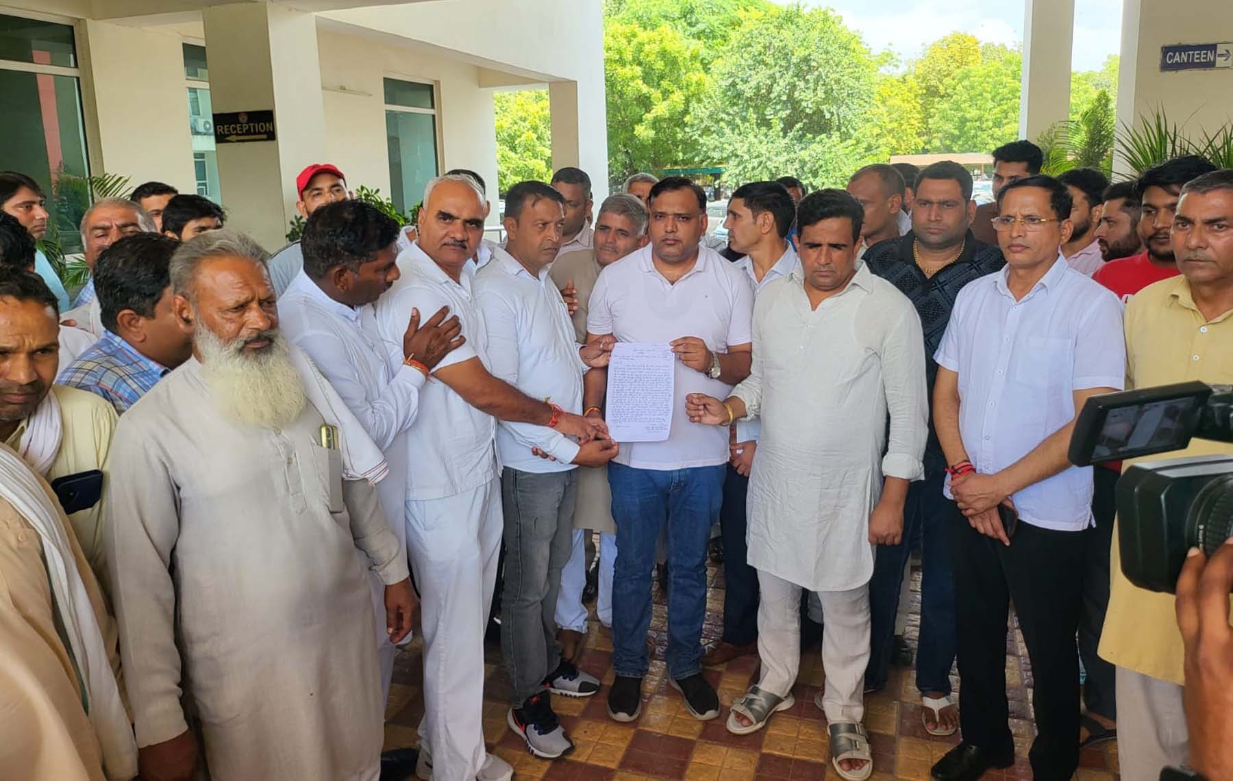 एफआईआर मामले में गुरुग्राम पुलिस आयुक्त कार्यालय समर्थकों के साथ पहुंचे मानेसर की मेयर के पति राकेश यादव हयातपुर।