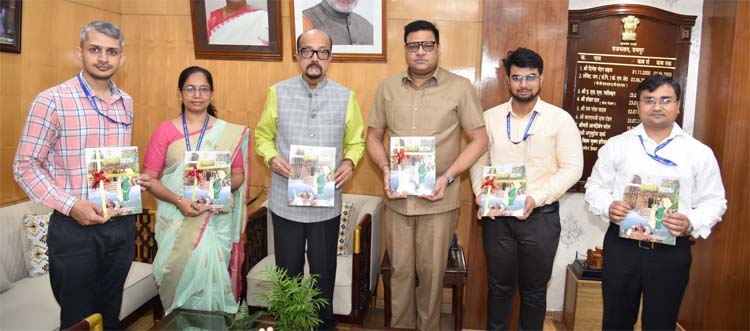 राज्यपाल रमेन डेका राजभाषा पत्रिका महतारी-2025 का विमोचन करते हुए राज्यपाल रमेन डेका राजभाषा पत्रिका महतारी-2025 का विमोचन करते हुए