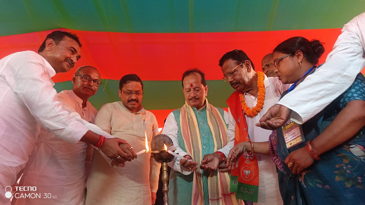 पताही में एनडीए सम्मेलन का उद्घाटन करते डिप्टी सीएम विजय सिन्हा पताही में एनडीए सम्मेलन का उद्घाटन करते डिप्टी सीएम विजय सिन्हा