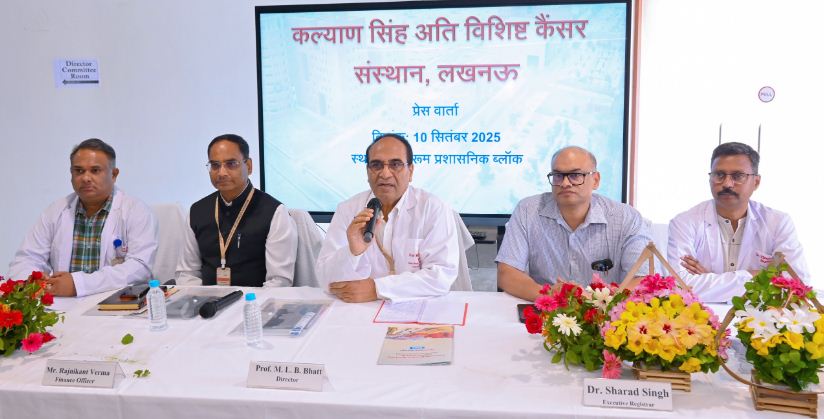 प्रेसवार्ता करते कैंसर संस्थान के निदेशक प्रो. एमएलबी भट्ट
