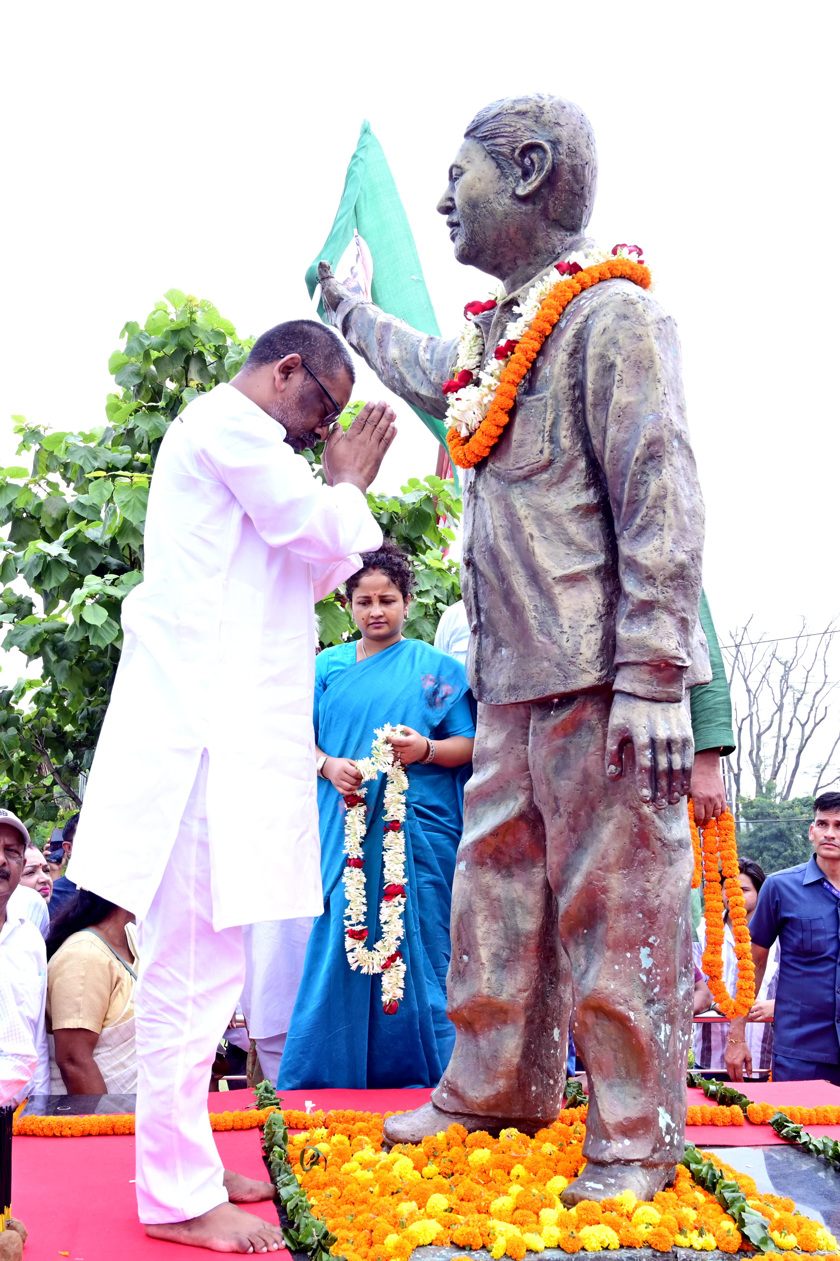 मुख्यमंत्री सहित अन्य।