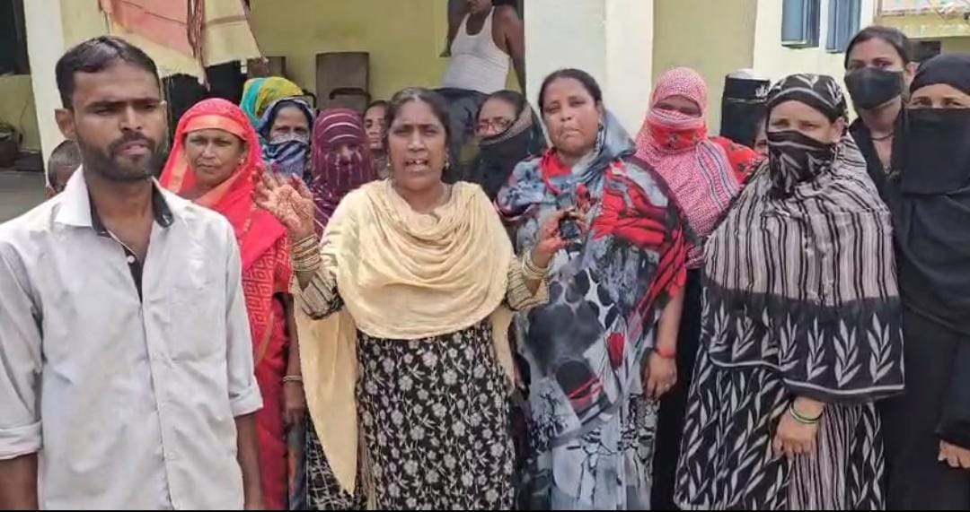 शिकायत करने थाना पहुंचे ग्रामीण शिकायत करने थाना पहुंचे ग्रामीण