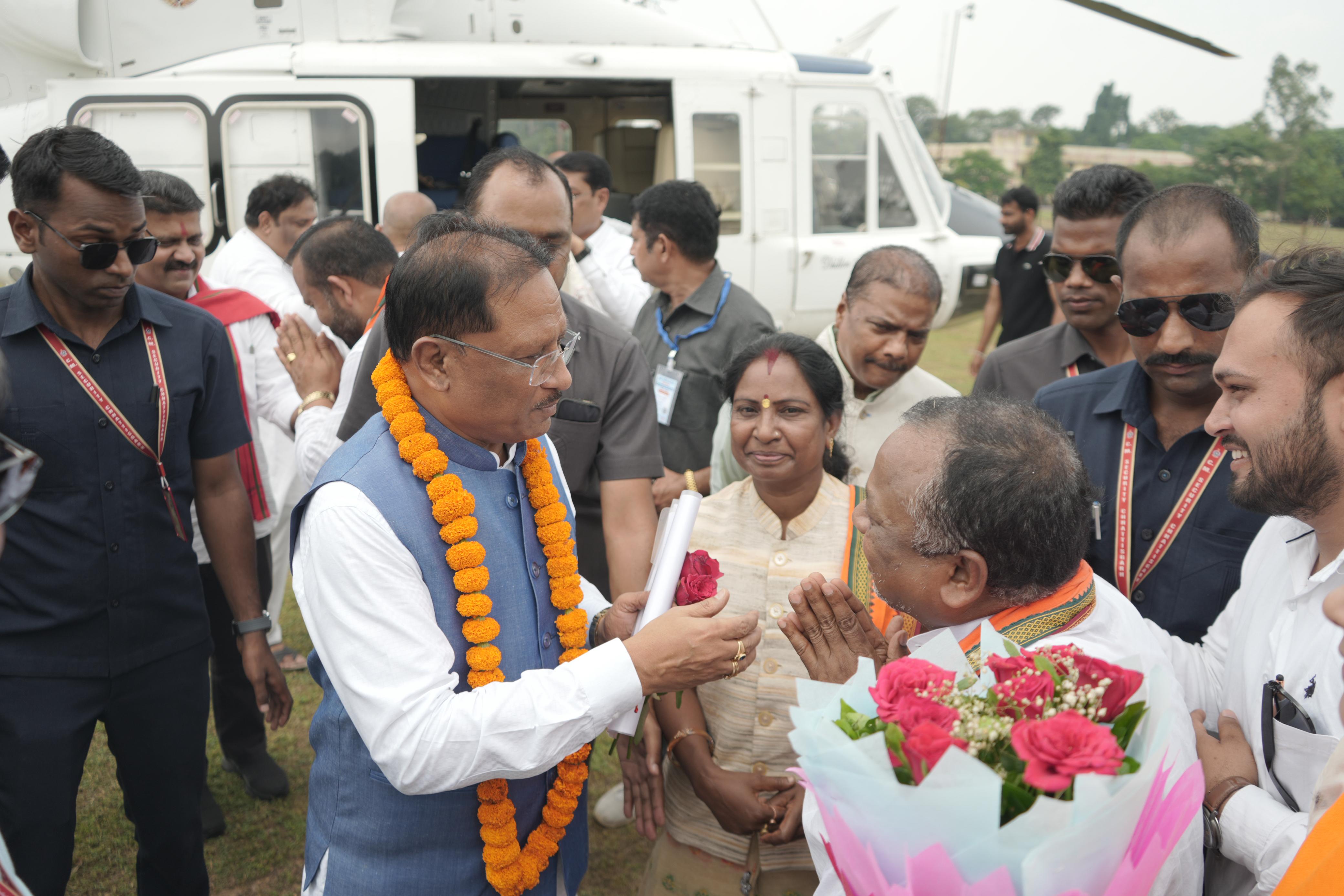मुख्यमंत्री विष्णु देव साय कोरबा पहुंचे, आदिवासी विकास प्राधिकरण की बैठक में होंगे शामिल