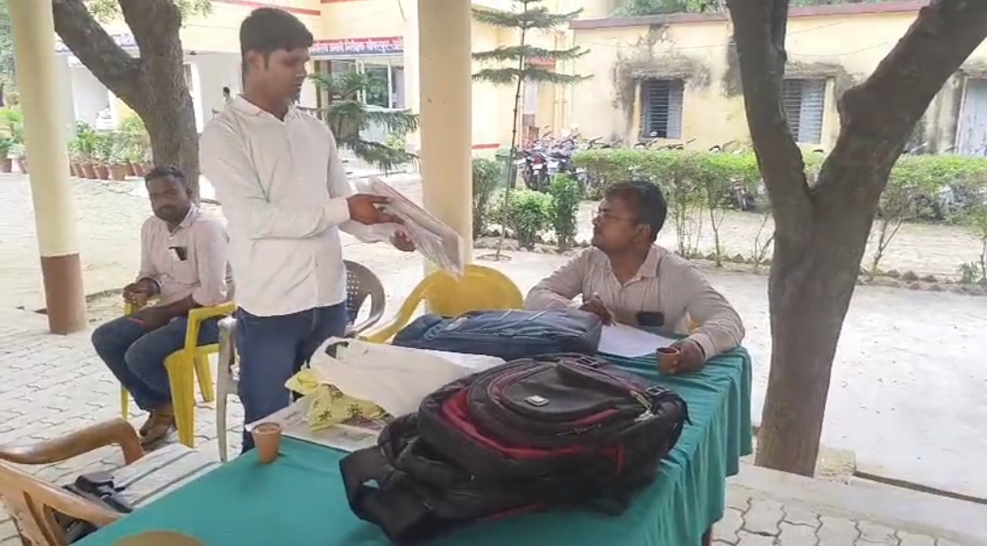 लिखा पढ़ी करते हुए एंटी करप्शन टीम