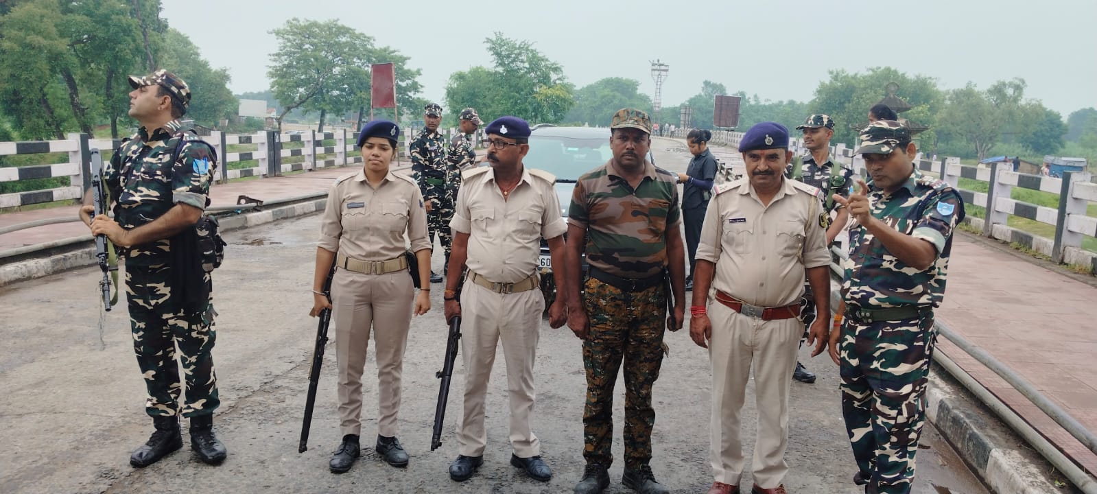 सीमा पर चौकसी बरतते भारतीय जवान सीमा पर चौकसी बरतते भारतीय जवान