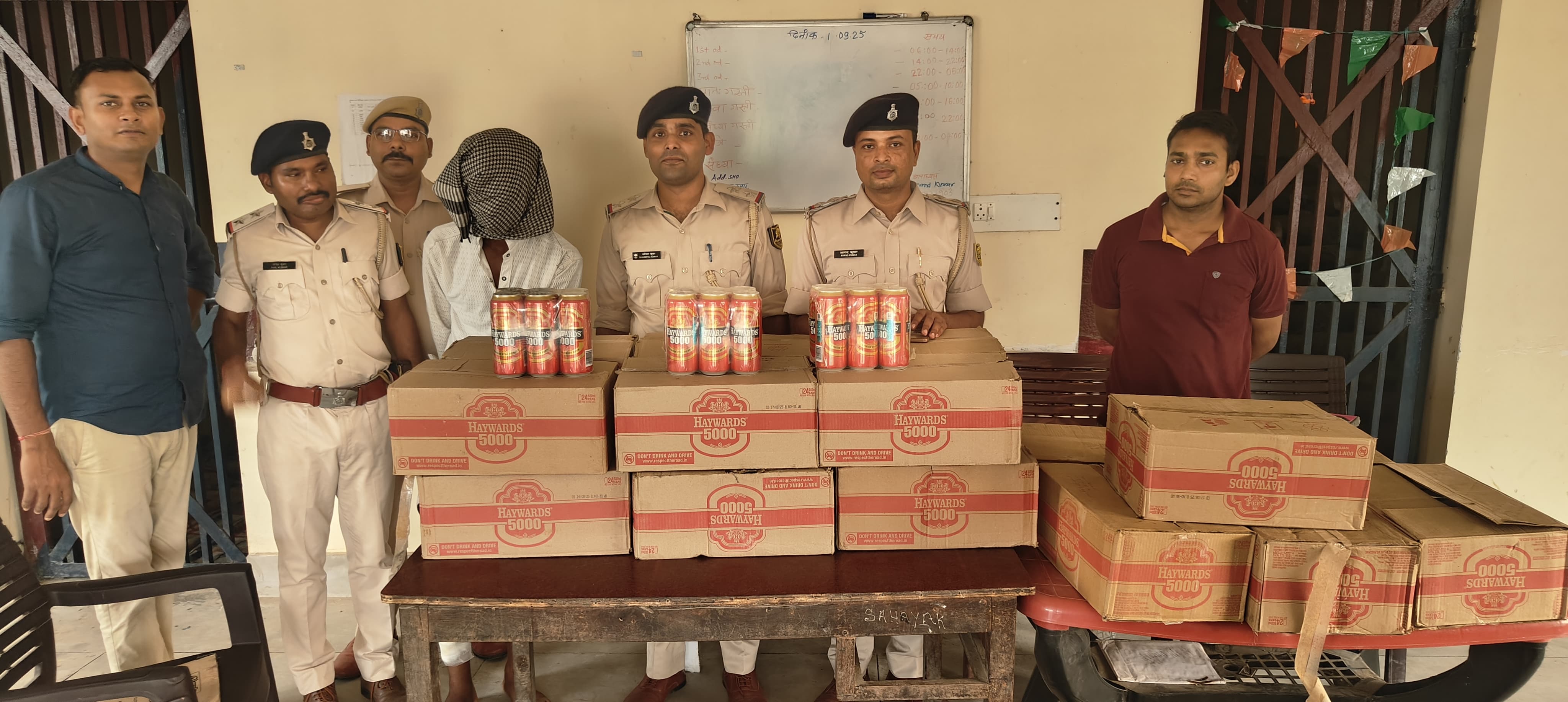 पुलिस के गिरफ्त में शराब तस्कर पुलिस के गिरफ्त में शराब तस्कर