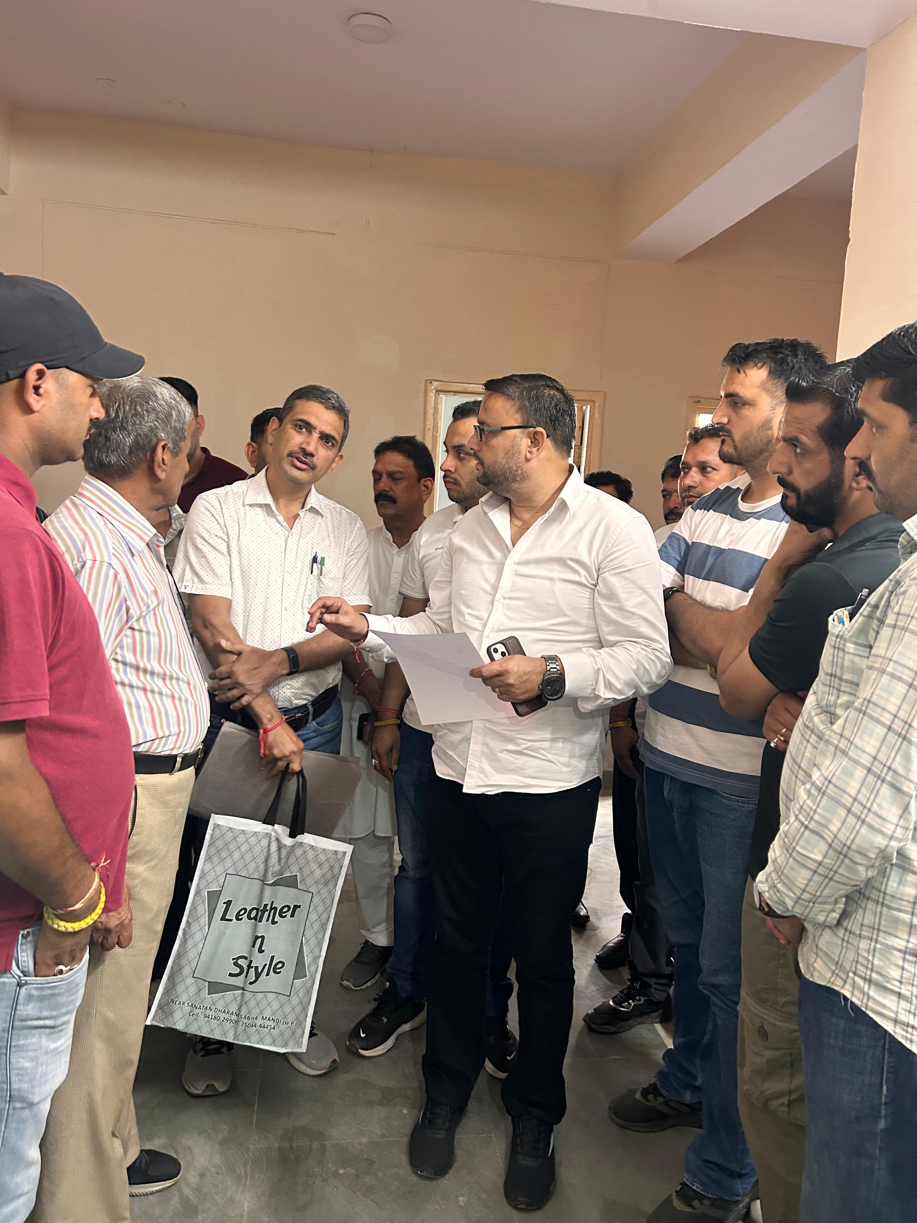 रिवालसर अस्पताल का औचक निरिक्षण करते हुए।