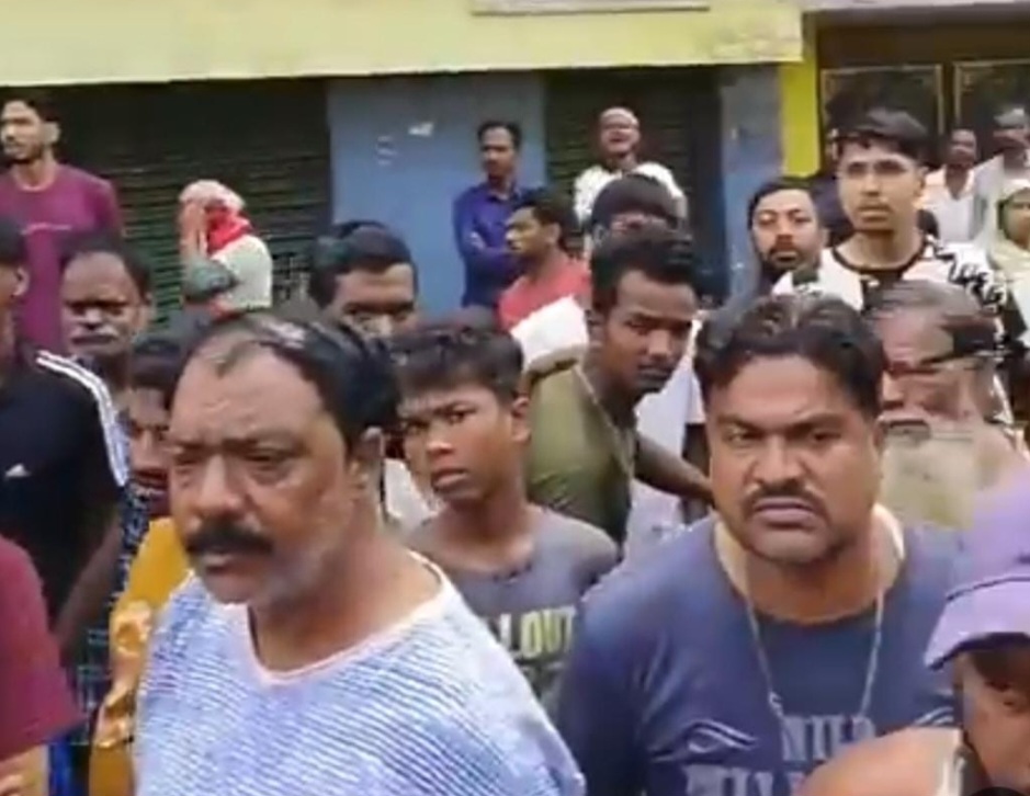 घटनास्थल पर लोगों की भीड़