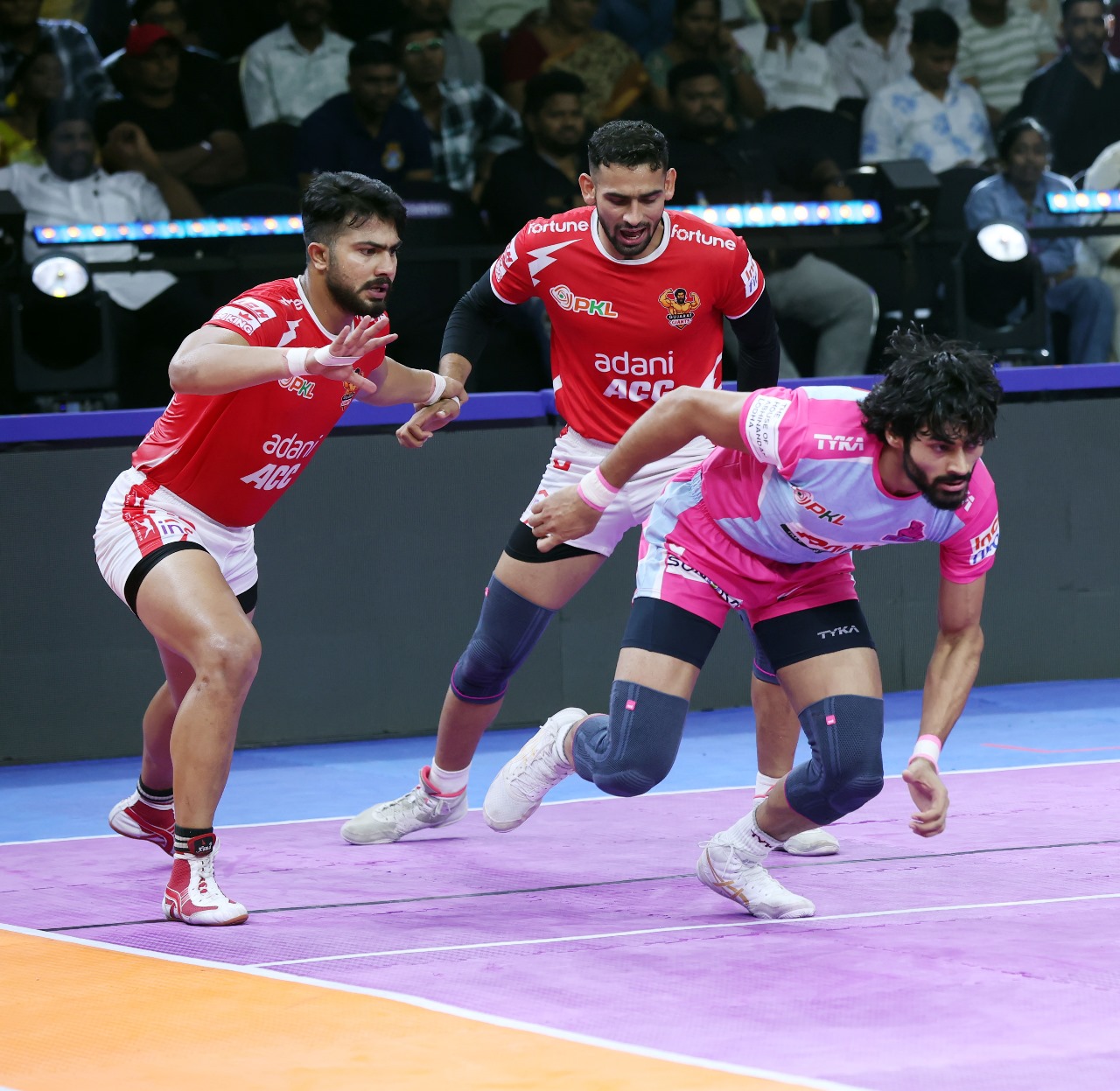 जयपुर पिंक पैंथर्स के रेडर नितिन कुमार (पिंक जर्सी में)) जयपुर पिंक पैंथर्स के रेडर नितिन कुमार (पिंक जर्सी में))