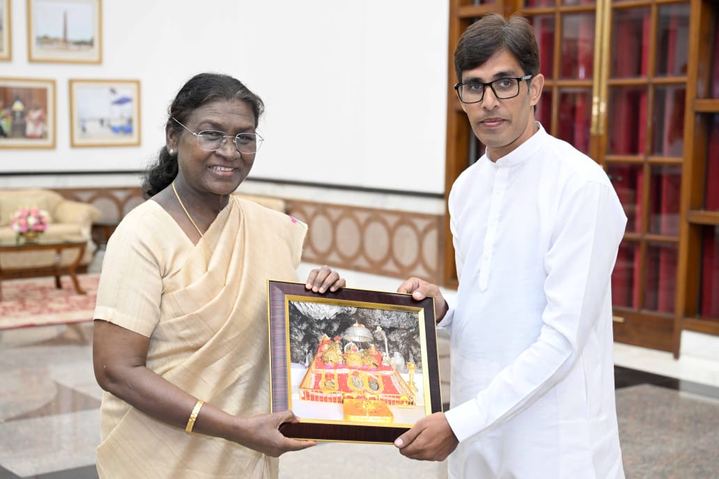 मुश्ताक इंकलाबी ने आदि-कर्मयोगी अभियान के तहत राष्ट्रपति भवन में जम्मू-कश्मीर के आदिवासियों का प्रतिनिधित्व किया