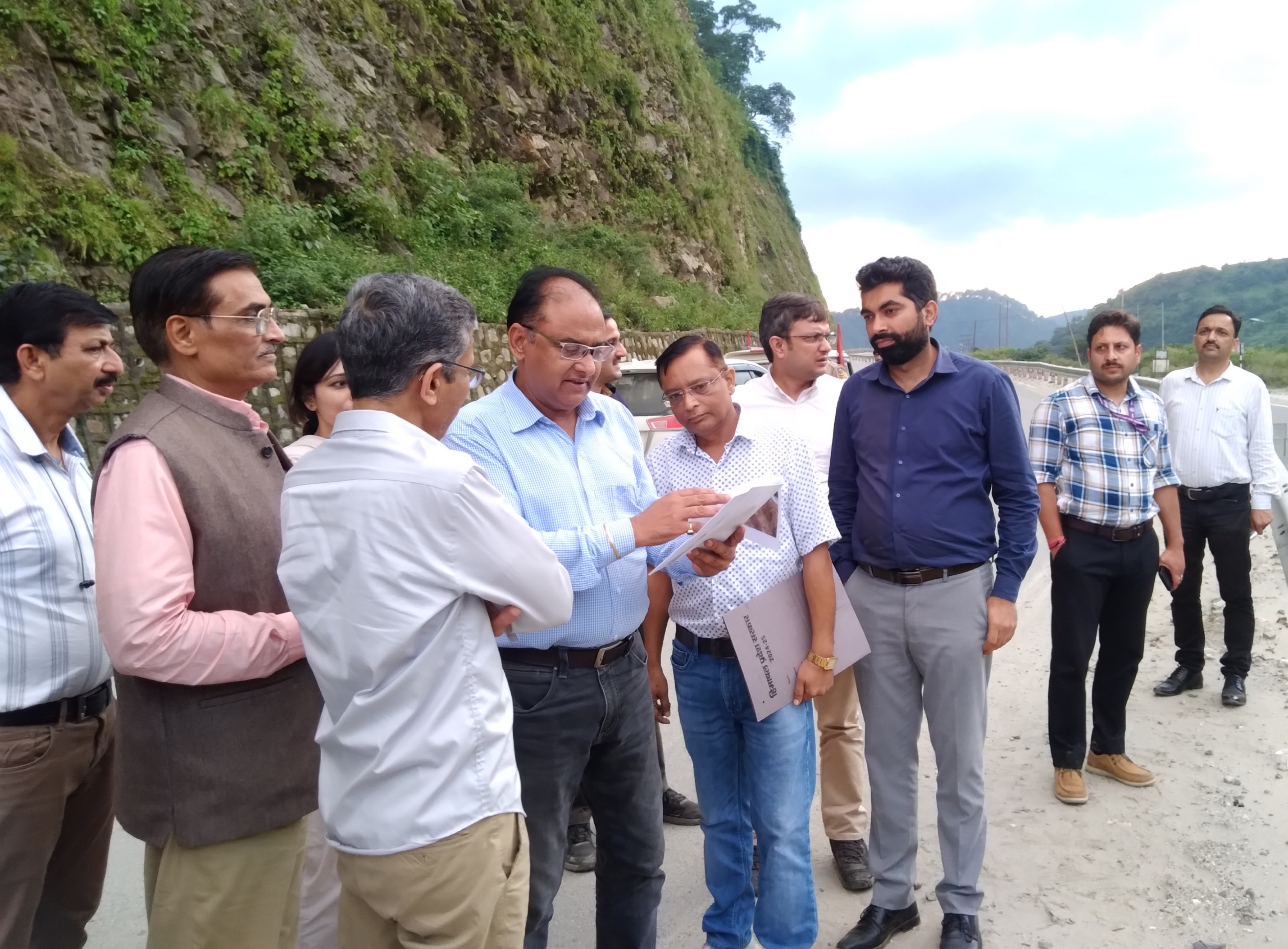 मंडी में आपदा से हुए नुक्सान का जायजा लेते हुए केंद्रीय दल के सदस्य। मंडी में आपदा से हुए नुक्सान का जायजा लेते हुए केंद्रीय दल के सदस्य।