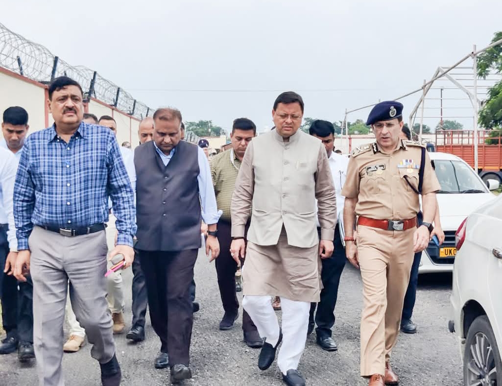 मुख्यमंत्री पुष्कर सिंह धामी प्रधानमंत्री के कार्यक्रम को लेकर जॉली ग्रांट एयरपोर्ट पर तैयारियों का जानकारी लेते मुख्यमंत्री पुष्कर सिंह धामी प्रधानमंत्री के कार्यक्रम को लेकर जॉली ग्रांट एयरपोर्ट पर तैयारियों का जानकारी लेते