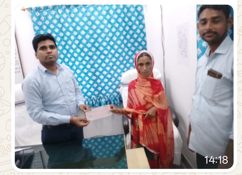 मुआवजे राशि का चेक देते अधिकारी मुआवजे राशि का चेक देते अधिकारी