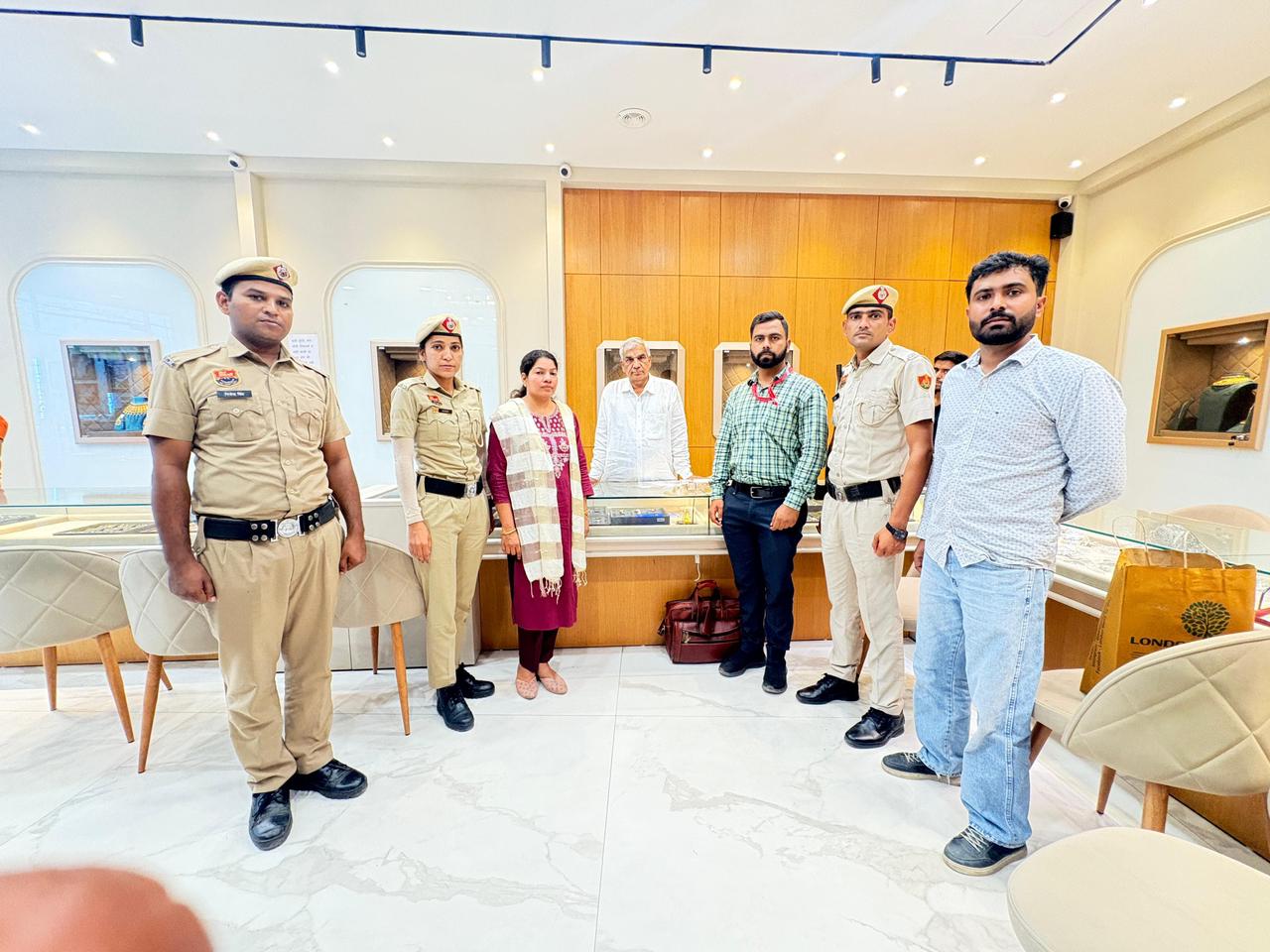 कार्रवाई करते हुए टीम।
