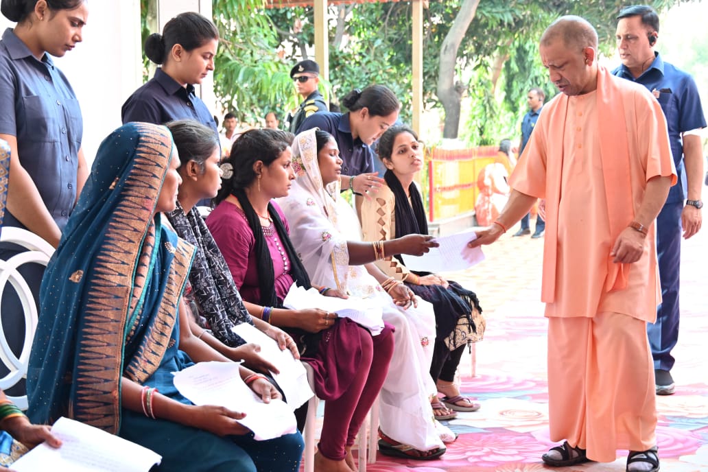 *जनता दर्शन में सीएम योगी ने सुनीं 200 लोगों की समस्याएं* *जनता दर्शन में सीएम योगी ने सुनीं 200 लोगों की समस्याएं*