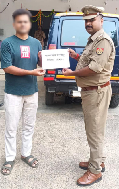 साइबर क्राइम टीम हलिया के साथ पीड़ित। साइबर क्राइम टीम हलिया के साथ पीड़ित।