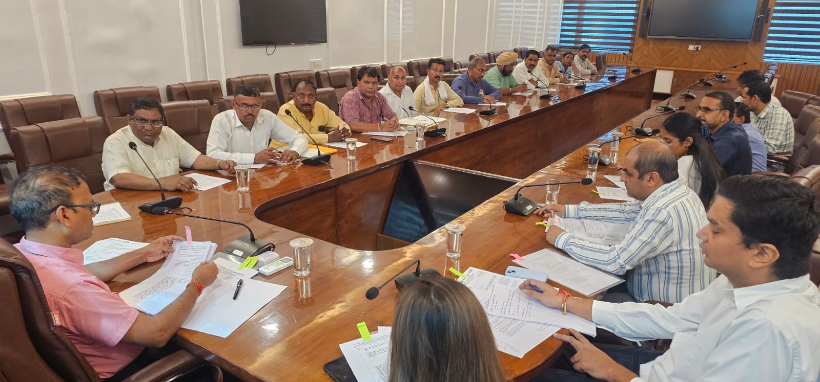 स्थानीय निकाय विभाग के निदेशक प्रदेश के पालिका कर्मियाें के साथ बैठक करते हुए स्थानीय निकाय विभाग के निदेशक प्रदेश के पालिका कर्मियाें के साथ बैठक करते हुए