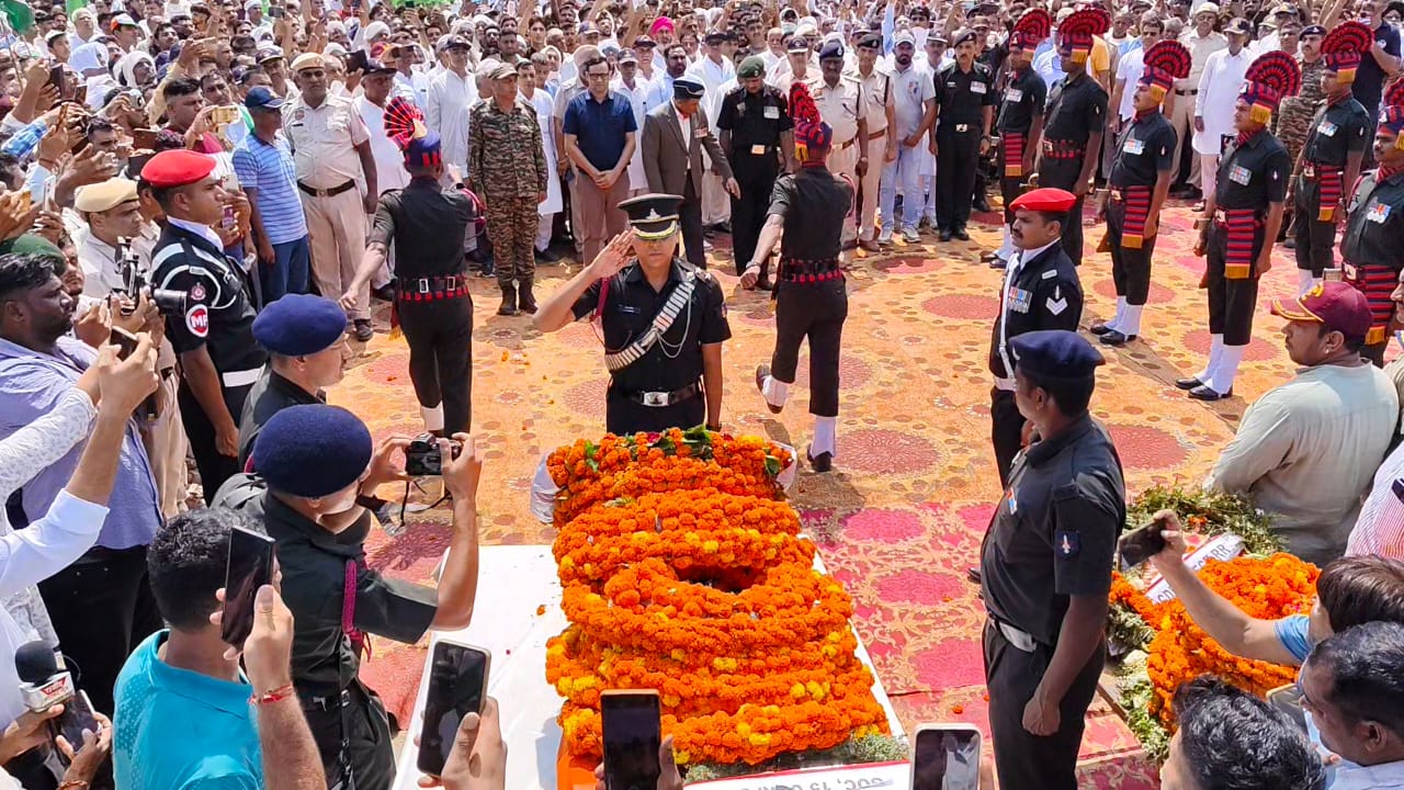 कैथल में  लांस नायक नरेंद्र सिंह सिंधु काे श्रद्धांजलि भेंट करते सेना के अधिकारी