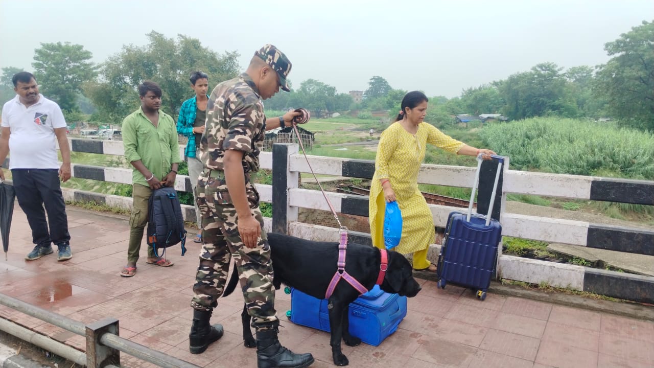 मैत्री पुल पर जांच करते एसएसबी के जवान मैत्री पुल पर जांच करते एसएसबी के जवान