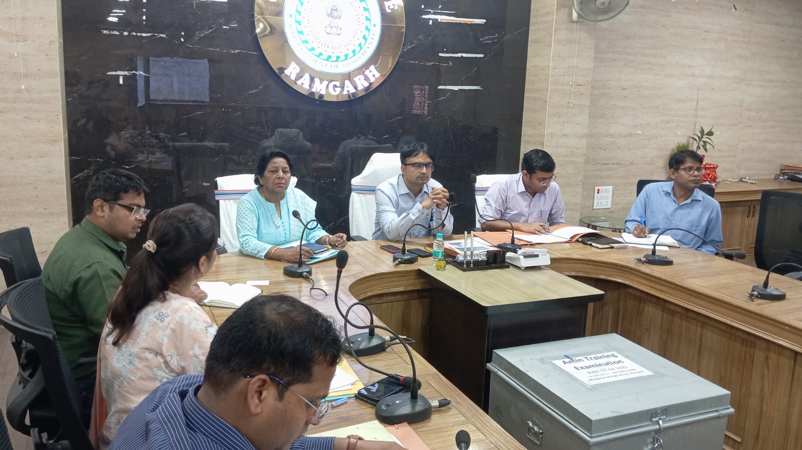 बैठक करते अधिकारी बैठक करते अधिकारी