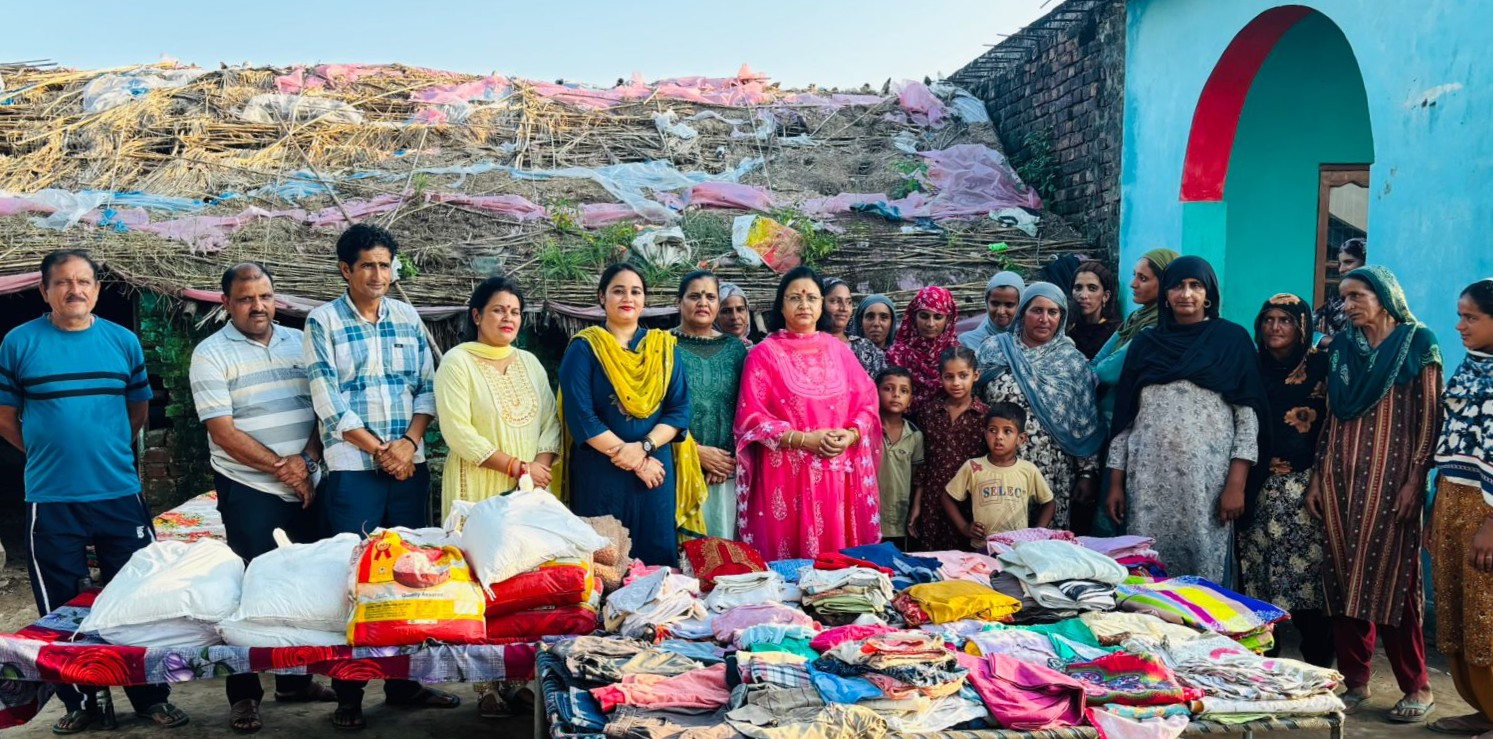 संजीता डोगरा ने सुआंजना में बाढ़ प्रभावित परिवारों को राहत सामग्री वितरित की संजीता डोगरा ने सुआंजना में बाढ़ प्रभावित परिवारों को राहत सामग्री वितरित की