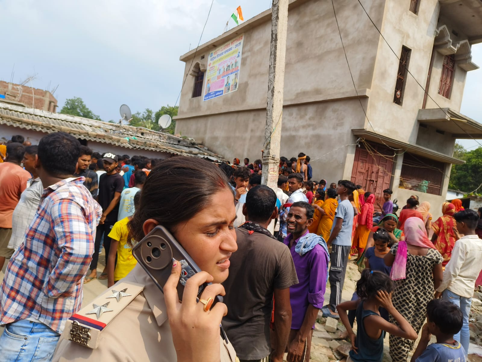 घटना के बाद जुटी लोगो की भीड़