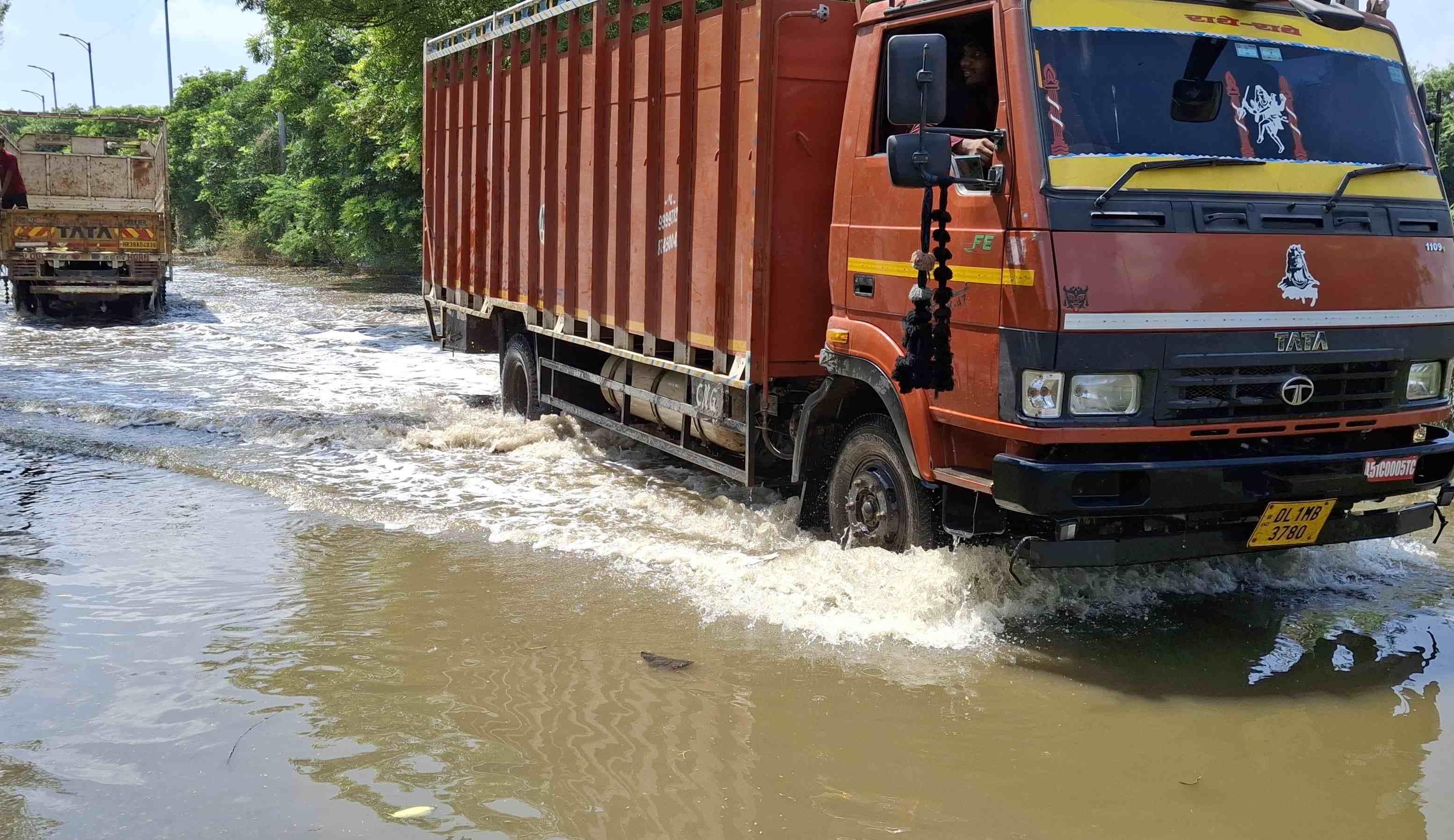 परनाला और आधुनिक औद्योगिक क्षेत्र को जोड़ने वाले पुल के बाहर से बह रहा ड्रेन का पानी।