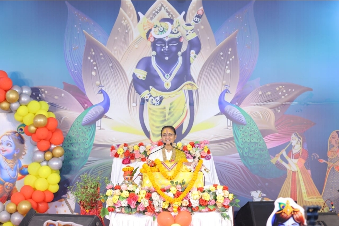 भागवत कथा में शामिल श्रद्धालु
