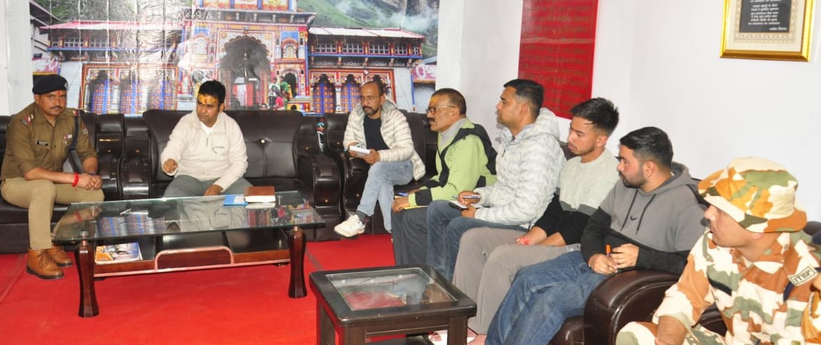 बदरीनाथ धाम की दूसरे चरण की यात्रा को लेकर मंथन करते हुए।