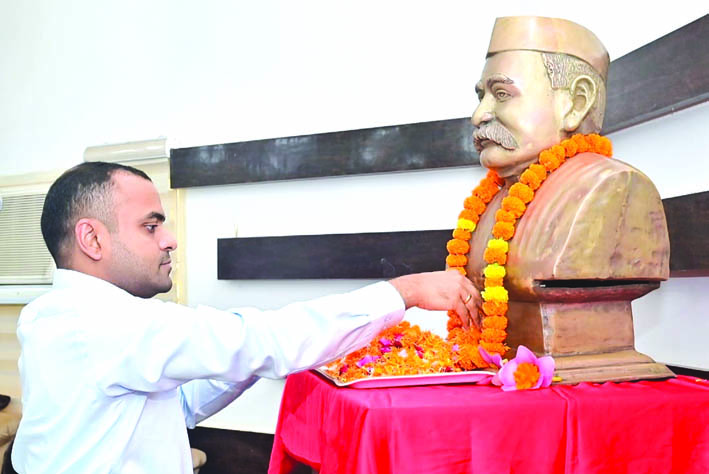 श्रद्धासुमन अर्पित करते डीएम श्रद्धासुमन अर्पित करते डीएम
